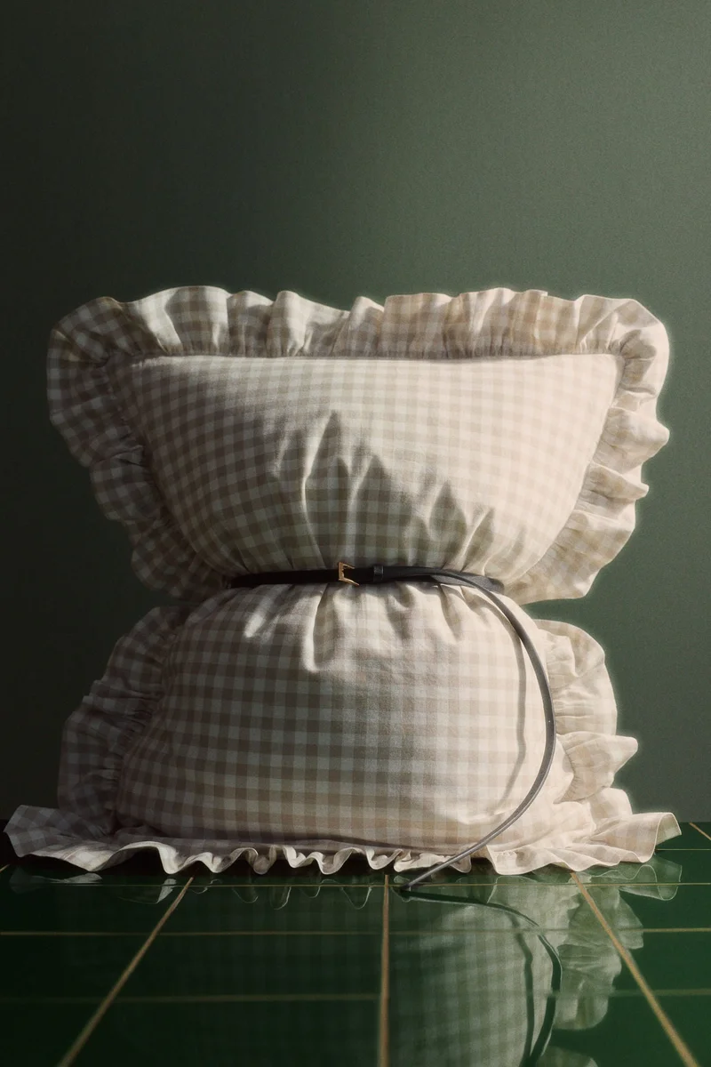 اتش اند ام غطاء وسادة قطني بحافة مكشكشة