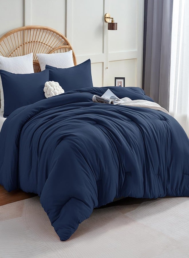 CozyLux طقم لحاف كوين كبير الحجم من كوزي لوكس، لون أزرق داكن، 3 قطع، مقاس 98x98، طقم مفروشات مبطنة سادة قابلة للتهوية، مناسب لجميع الفصول، طقم لحاف فاخر ناعم بديل للريش (لحاف واحد و2 غطاء وسادة). - Image 1