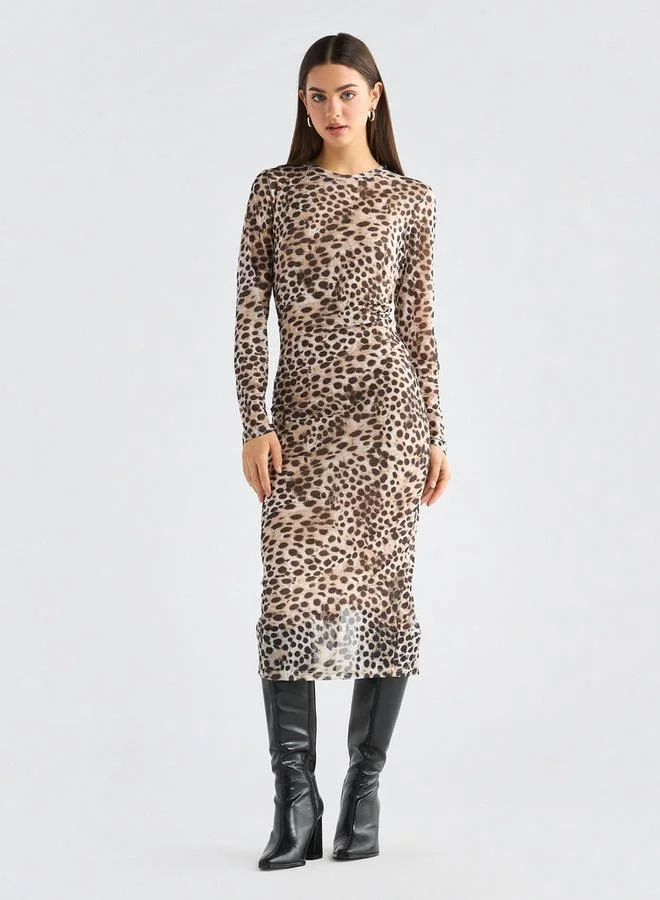 سبلاش فيڤ فستان بقصّة ضيّقة وطبعات وأكمام طويلة وتفاصيل فتحة