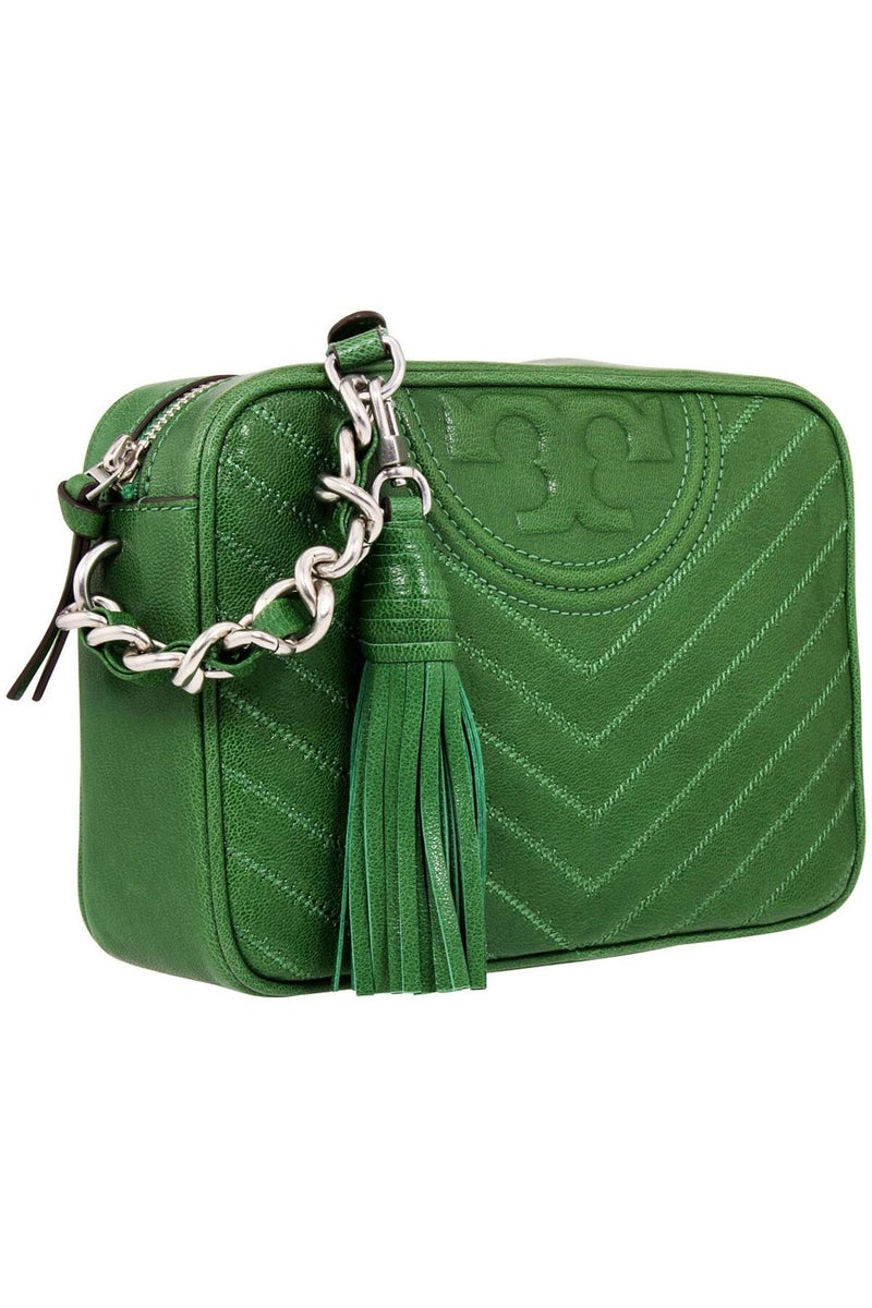 Tory Burch حقيبة كاميرا جلدية خضراء صغيرة للسيدات من فليمنغ شيفرون - Image 3