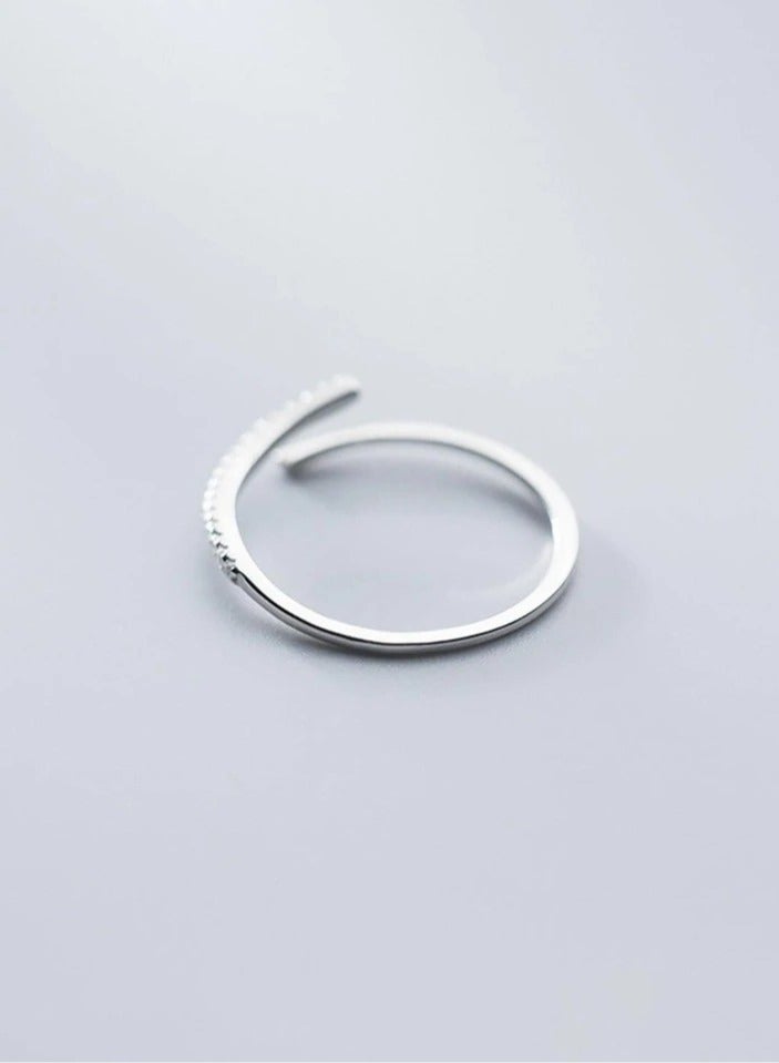 925 ستيرلنغ سيلفر تشارمز خاتم فضة فاخر وناعم مصنوع بجودة عالية ودقة شديدة  من الفضة الإسترلينية عيار 925 ومرصع بفصوص صغيرة من كريستال الزيركون ليعطي مظهرا رائعا للأميرة التي تستحقه - Image 5