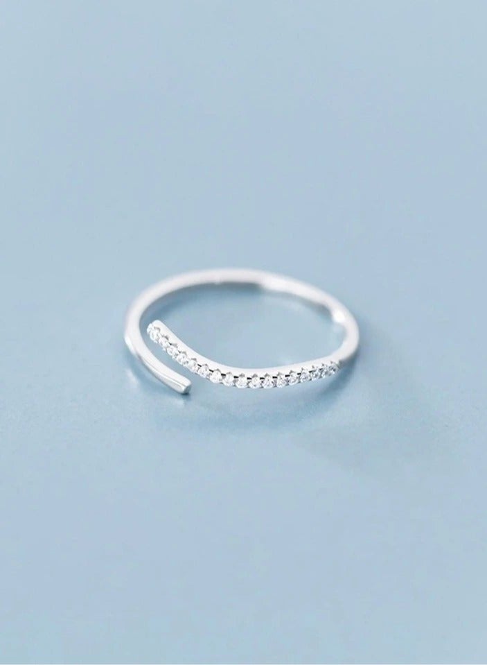 925 ستيرلنغ سيلفر تشارمز خاتم فضة فاخر وناعم مصنوع بجودة عالية ودقة شديدة  من الفضة الإسترلينية عيار 925 ومرصع بفصوص صغيرة من كريستال الزيركون ليعطي مظهرا رائعا للأميرة التي تستحقه - Image 4