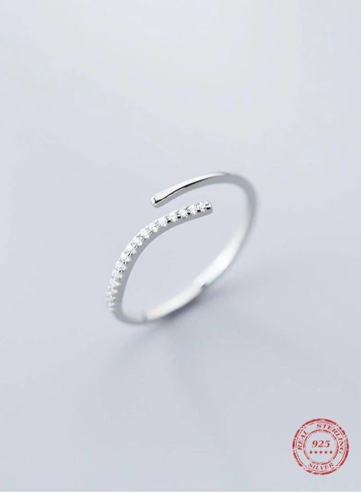 925 ستيرلنغ سيلفر تشارمز خاتم فضة فاخر وناعم مصنوع بجودة عالية ودقة شديدة  من الفضة الإسترلينية عيار 925 ومرصع بفصوص صغيرة من كريستال الزيركون ليعطي مظهرا رائعا للأميرة التي تستحقه - Image 3