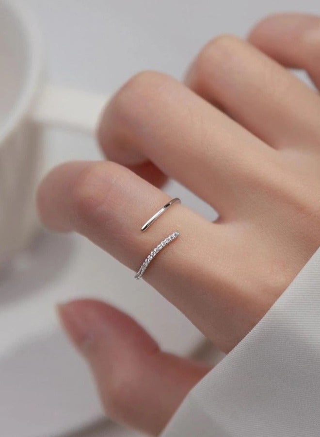 925 ستيرلنغ سيلفر تشارمز خاتم فضة فاخر وناعم مصنوع بجودة عالية ودقة شديدة  من الفضة الإسترلينية عيار 925 ومرصع بفصوص صغيرة من كريستال الزيركون ليعطي مظهرا رائعا للأميرة التي تستحقه - Image 1