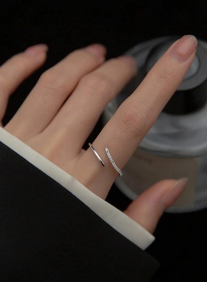 925 ستيرلنغ سيلفر تشارمز خاتم فضة فاخر وناعم مصنوع بجودة عالية ودقة شديدة  من الفضة الإسترلينية عيار 925 ومرصع بفصوص صغيرة من كريستال الزيركون ليعطي مظهرا رائعا للأميرة التي تستحقه - Image 2