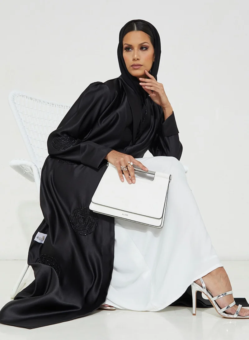 روزيت عباية عباية بتصميم أنيق مع تطريز أسود فاخر