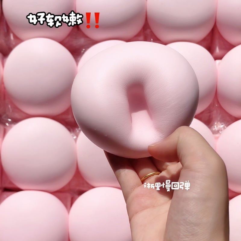 لعبة ستروبري دايفوكو بطيئة الارتداد للتخفيف من التوتر - Image 3