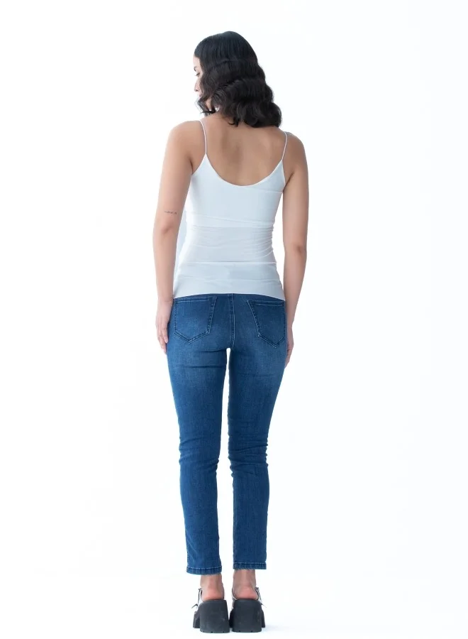 HaILYS Basic white camisole with spaghetti straps, ideal for layering or wearing on its own.
