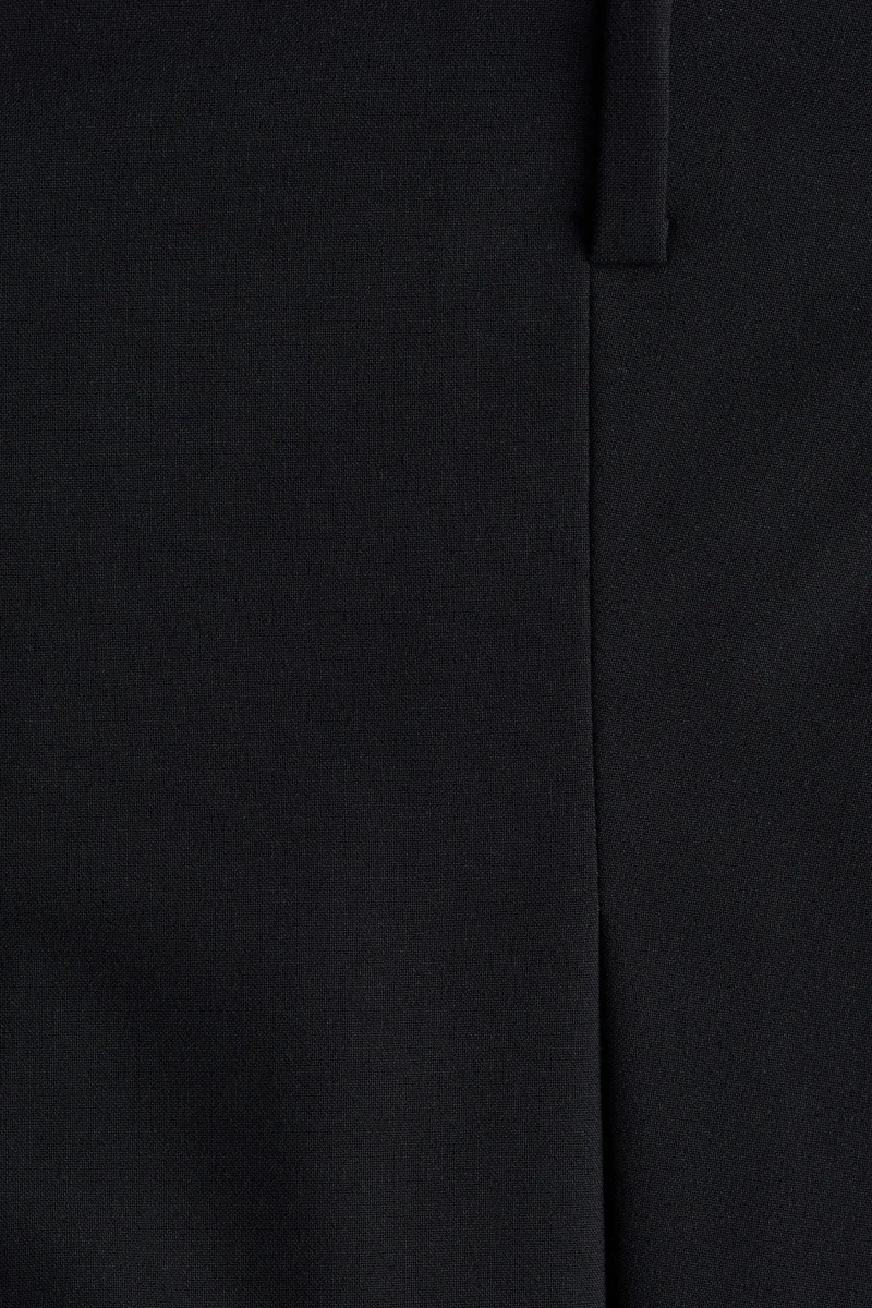 اتش اند ام سكورت قصير مع كسرات