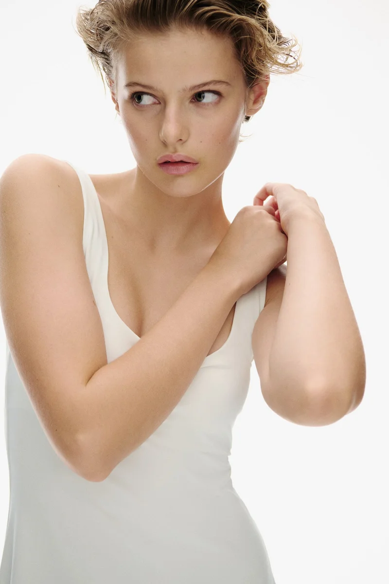 اتش اند ام فستان من خيوط ناعمة بدون أكمام