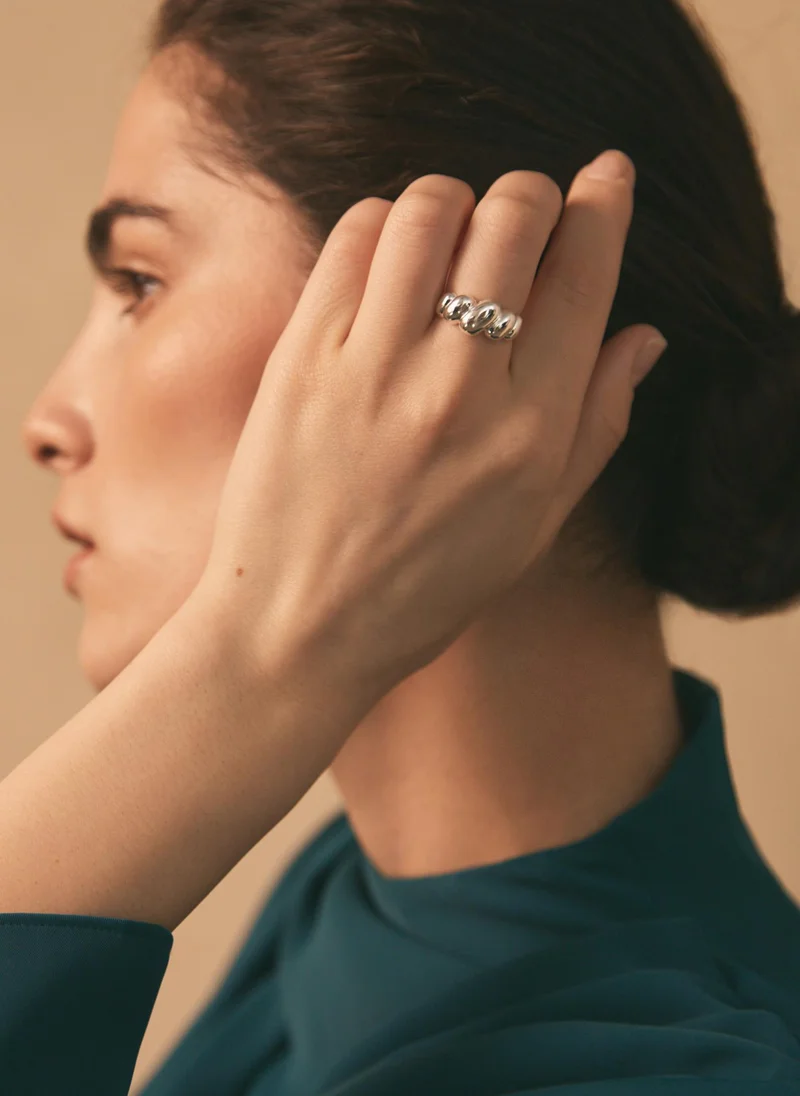 Smooth metal twisted ring