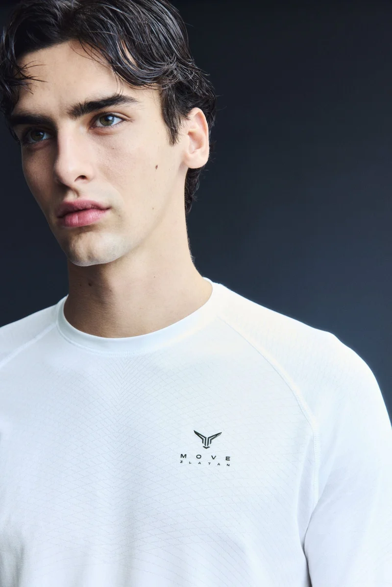 اتش اند ام بلوزة رياضية بقصّة محددة للجسم من قماش دراي موف