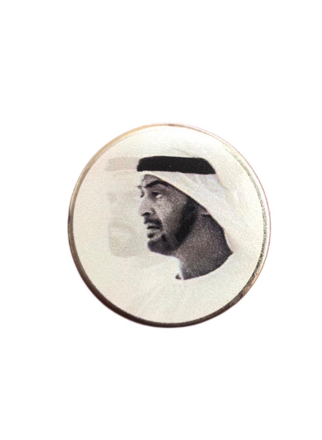 شارة معدنية تحمل اسم الشيخ زايد والشيخ محمد بن زايد، الإمارات العربية المتحدة