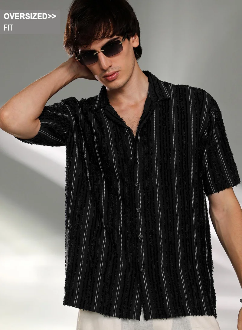 كامبوس سوترا قميص رجالي واسع مخطط أسود غير مقصوص بياقة كوبية وأكمام قصيرة