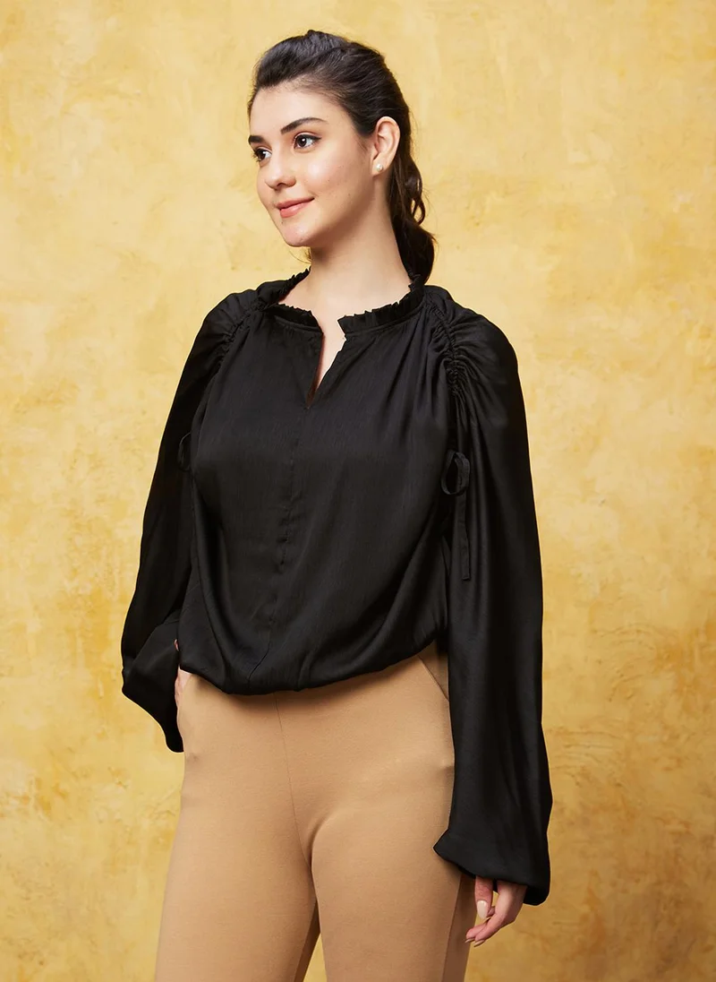 جلو باص بلوزة نسائية سوداء بأكمام طويلة وربطات جانبية من جلوبس