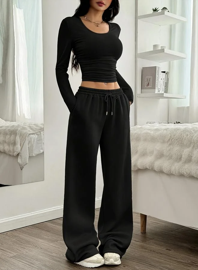 تايك تو طقم منسق من بلوزة ضيقة وبنطال بأرجل مستقيمة