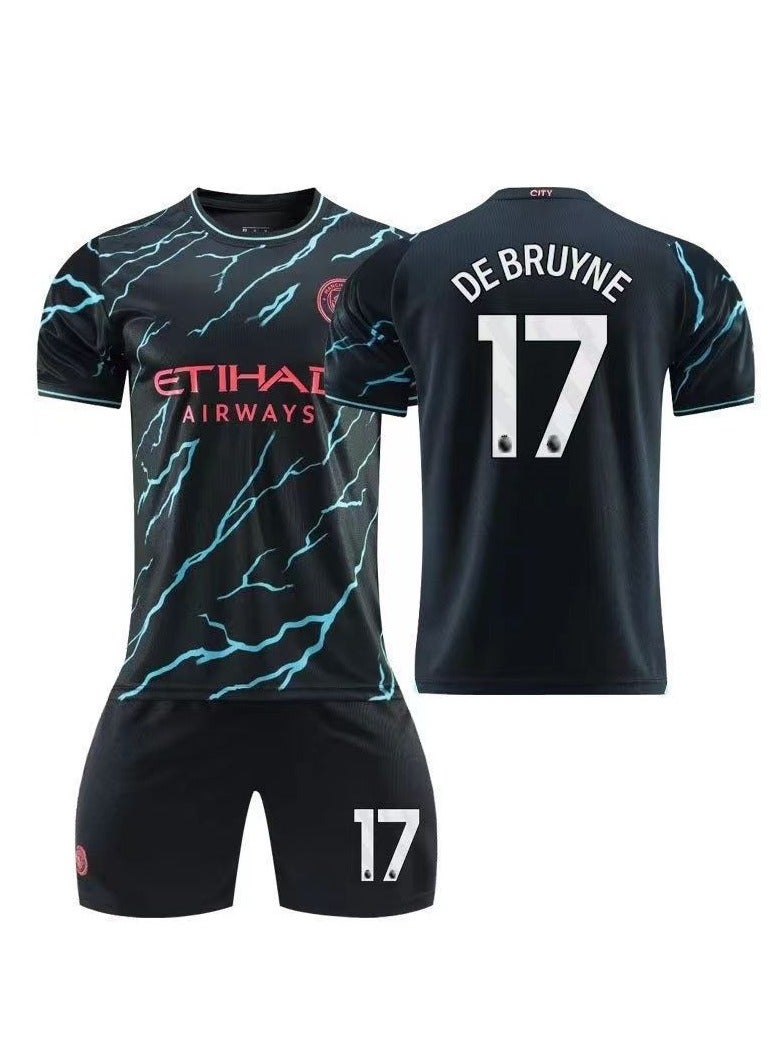 عام مجموعة هدايا تتضمن الزي الرسمي لمنزل مانشستر سيتي للموسم 23-24 برقم 17 للاعب دي بروين، مع الشورت، بمقاسات للأطفال والكبار، هدية مثالية لأصدقاء المشجعين - Image 1