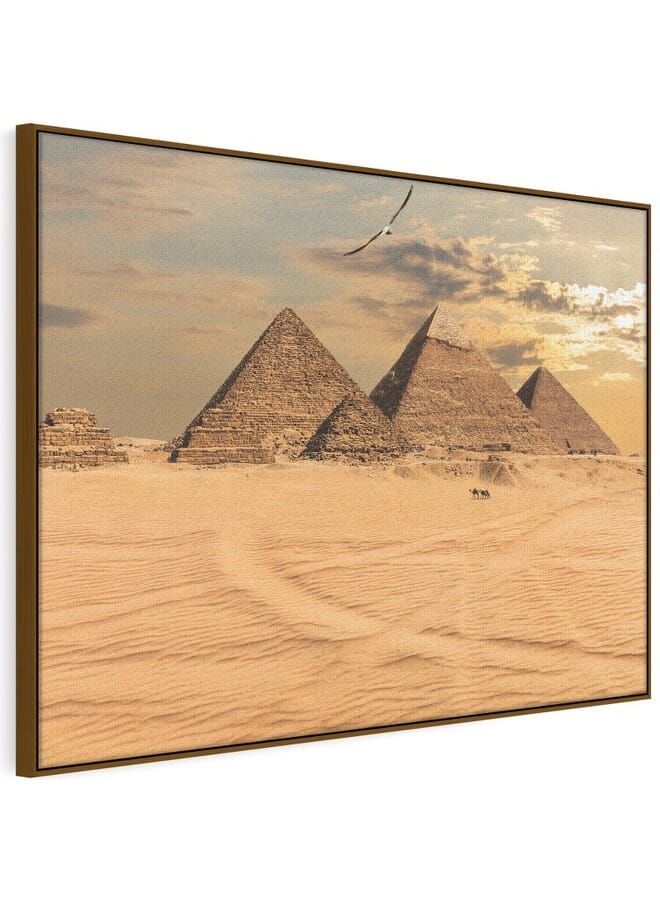 هوم جاليري لوحة فنية جدارية مؤطرة لغروب الشمس مع الأهرامات في الجيزة بمصر.  - Image 2