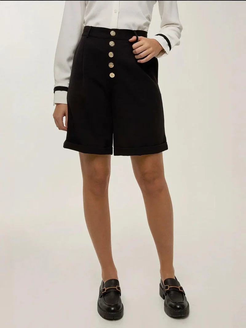 زوبعة شورت ميدي بخصر عالٍ مطوي مع تفاصيل أزرار