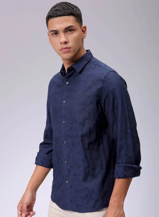 شركة المرآب الهندية Men Regular Fit Textured Solid Full Sleeves Cutaway Collar Resort Wear Shirt
