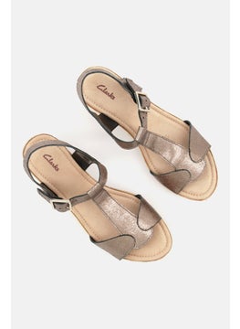 clarks Women Rissa Sun Adjustable Buckle Wedge Sandals, Beige Combo  - Image 3