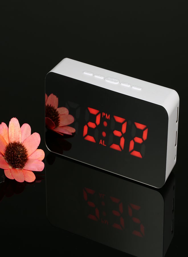 ساعة منبه رقمية ملونة RGB LED تعمل بالبطارية/USB مع مقياس حرارة لسطح المكتب مع إضاءة قابلة للتعديل و3 منبهات ووظيفة الغفوة ووظيفة شحن USB - أبيض  - Image 5