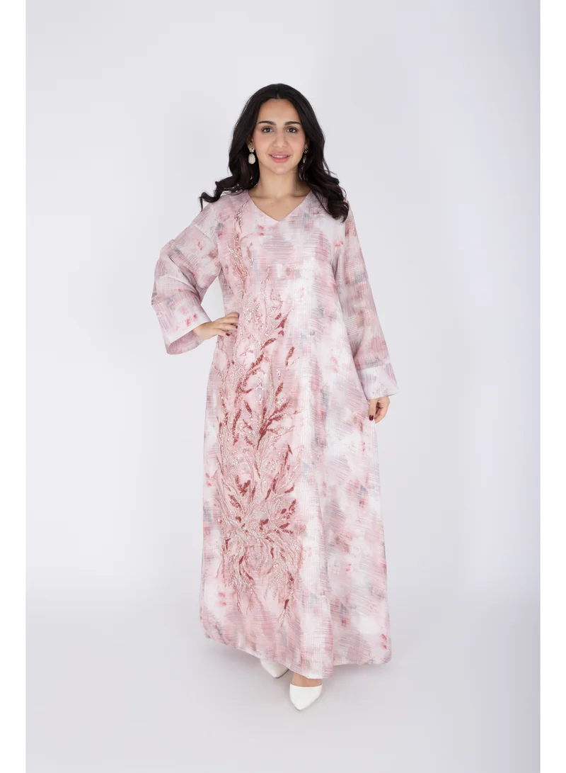 اكسا جلابية مطرزة بالكريستال بتصميم رقيق