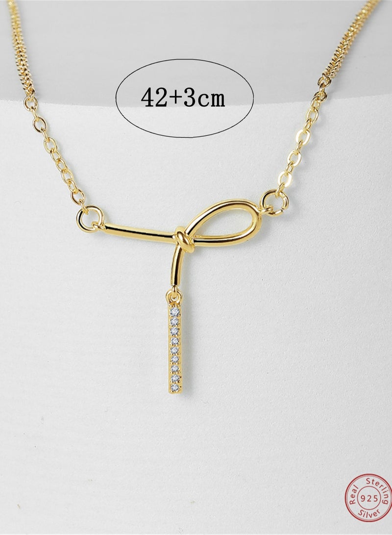 قلادة من الفضة الإسترلينية مع قلادة على شكل قوس مطلية بالذهب عيار 18 قيراط مرصعة بالزركونيا، مقدمة في علبة هدايا. هذه القطعة متعددة الاستخدامات مثالية للمواعيد الغرامية أو كهدية، وتكمل أي نمط. - Image 4