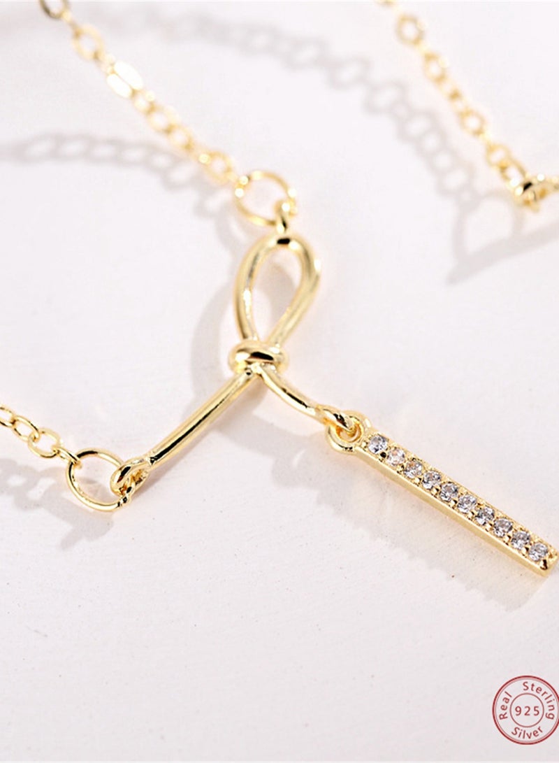 قلادة من الفضة الإسترلينية مع قلادة على شكل قوس مطلية بالذهب عيار 18 قيراط مرصعة بالزركونيا، مقدمة في علبة هدايا. هذه القطعة متعددة الاستخدامات مثالية للمواعيد الغرامية أو كهدية، وتكمل أي نمط. - Image 3