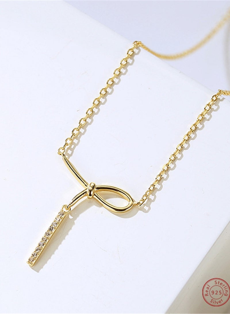 قلادة من الفضة الإسترلينية مع قلادة على شكل قوس مطلية بالذهب عيار 18 قيراط مرصعة بالزركونيا، مقدمة في علبة هدايا. هذه القطعة متعددة الاستخدامات مثالية للمواعيد الغرامية أو كهدية، وتكمل أي نمط. - Image 2