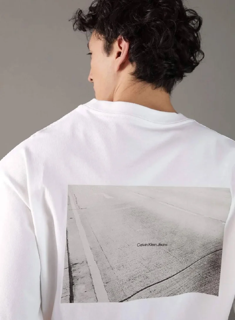 كالفن كلاين جينز تيشرت مزين بشعار كلفن كلاين بتأثير متدرج