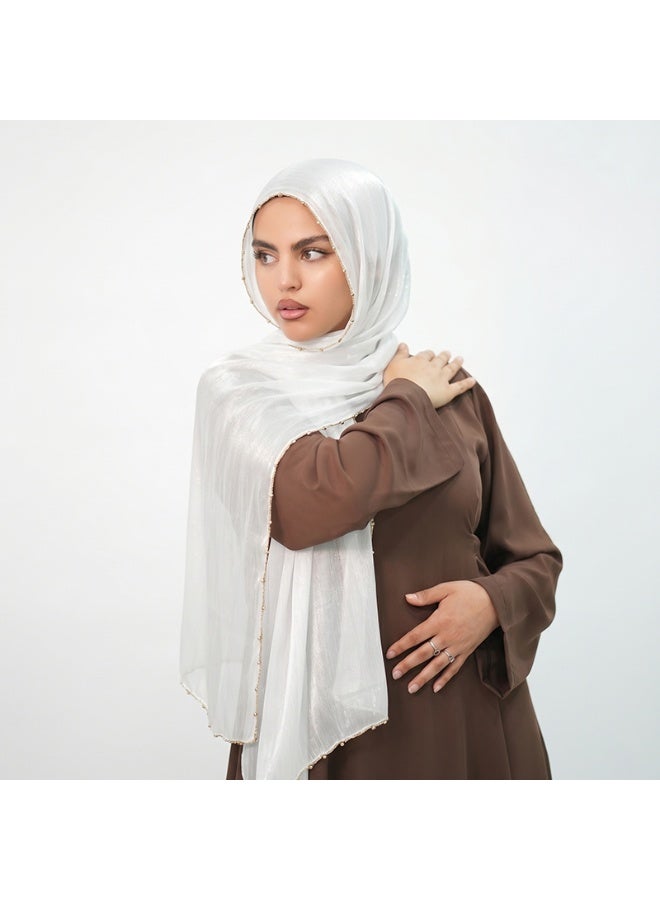 وشاح طويل من الكريب بلون موحد وملمس ناعم بلمسة نهائية ساتانية، مزود بسلسلة من الخرز المعدني؛ وشاح طويل نسائي من الحرير اللامع - Image 2