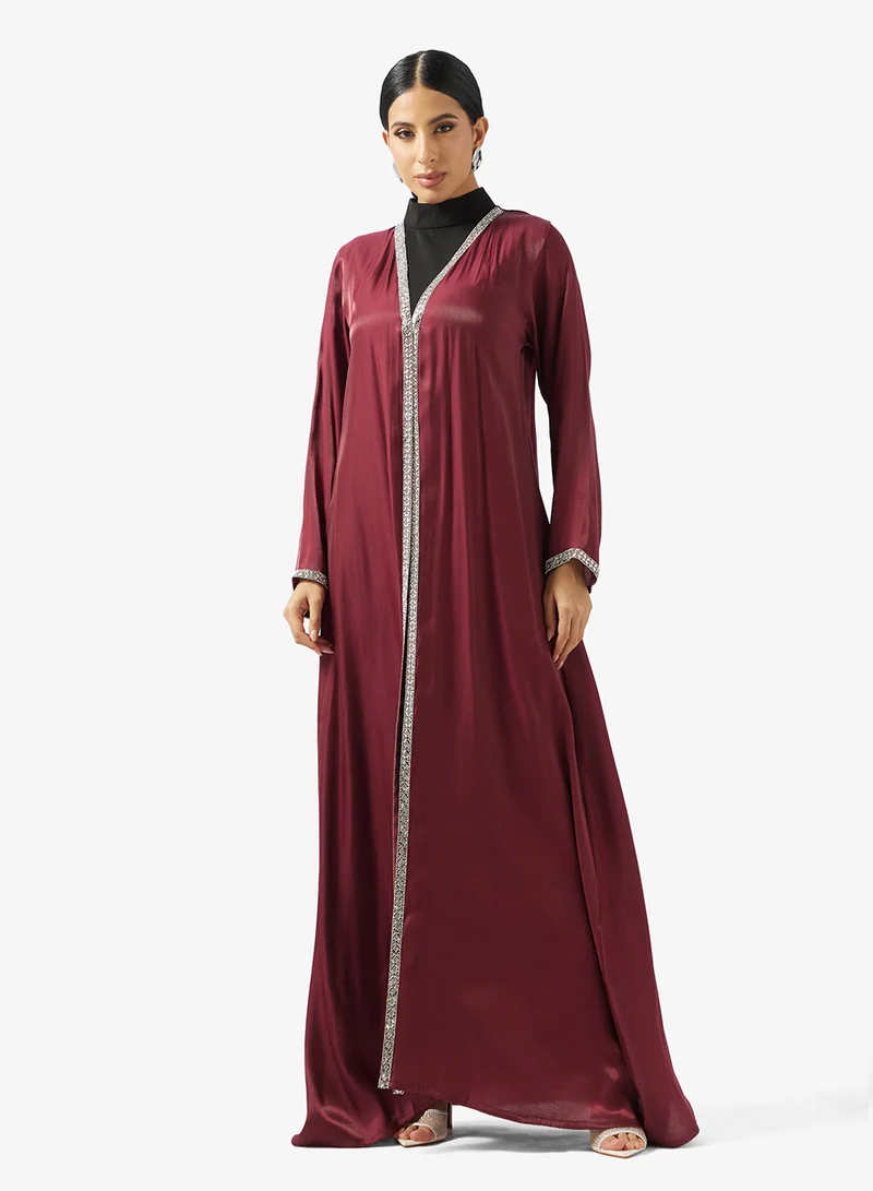 جولدن ابل عباية بياقة على شكل حرف  مع ترتر