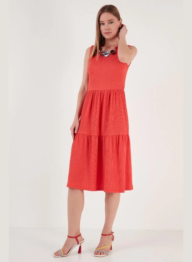 ليلا فستان نسائي متوسط الطول بدون أكمام بقصة مريحة وتفاصيل قلادة ليلا