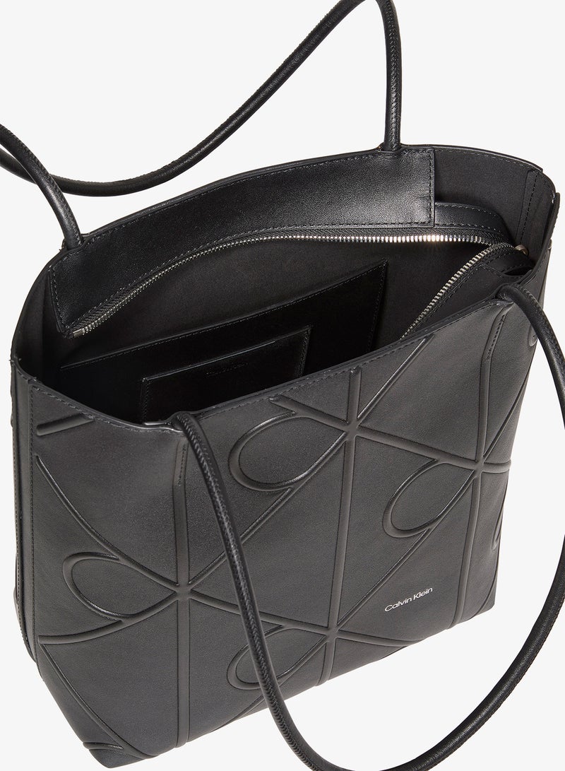 كالفن كلاين حقيبة توت بنقش بارز - Image 3