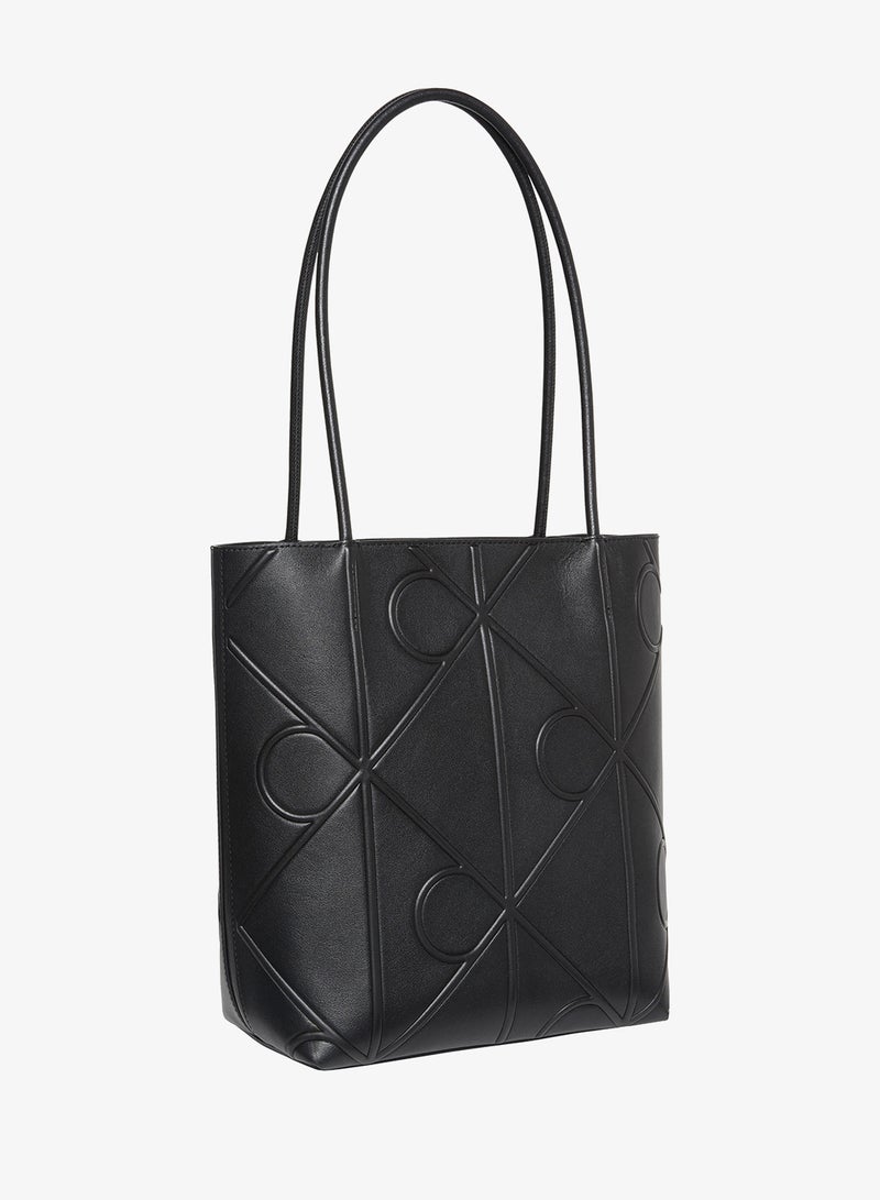 كالفن كلاين حقيبة توت بنقش بارز - Image 2