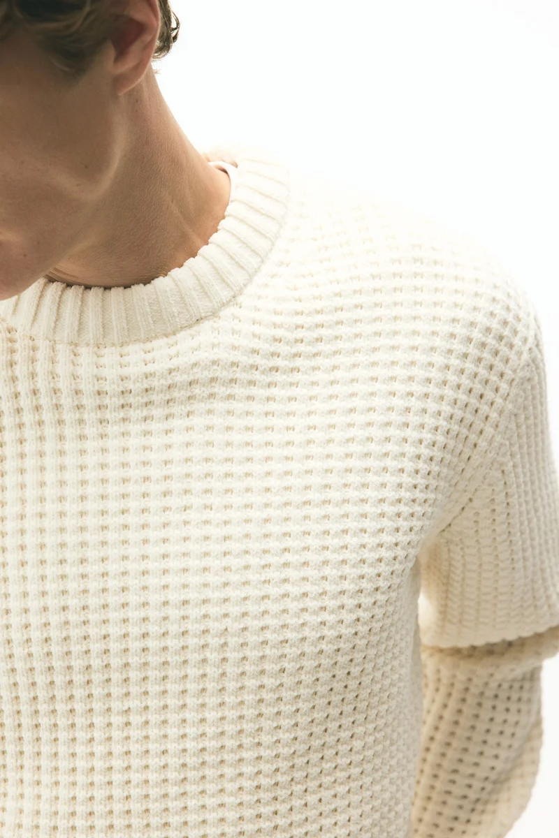 اتش اند ام كنزة من نسيج شينيل بقصّة عادية