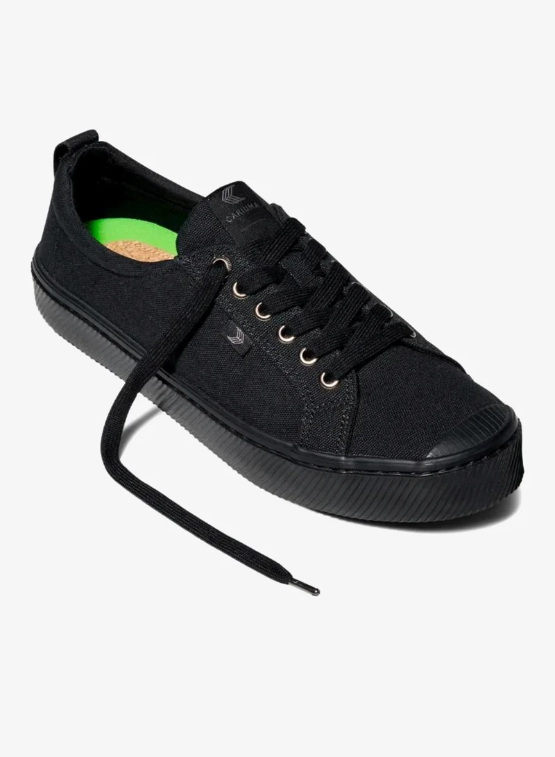 Cariuma OCA Low All Black Canvas Sneaker