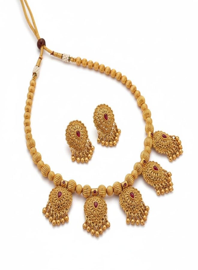 طقم مجوهرات تقليدي من جنوب الهند من AAIKU | قلادة دائرية مطلية بالذهب العتيق بلمسة نهائية غير لامعة مع أقراط | مجوهرات زفاف للنساء والفتيات (التصميم 3) - Image 1