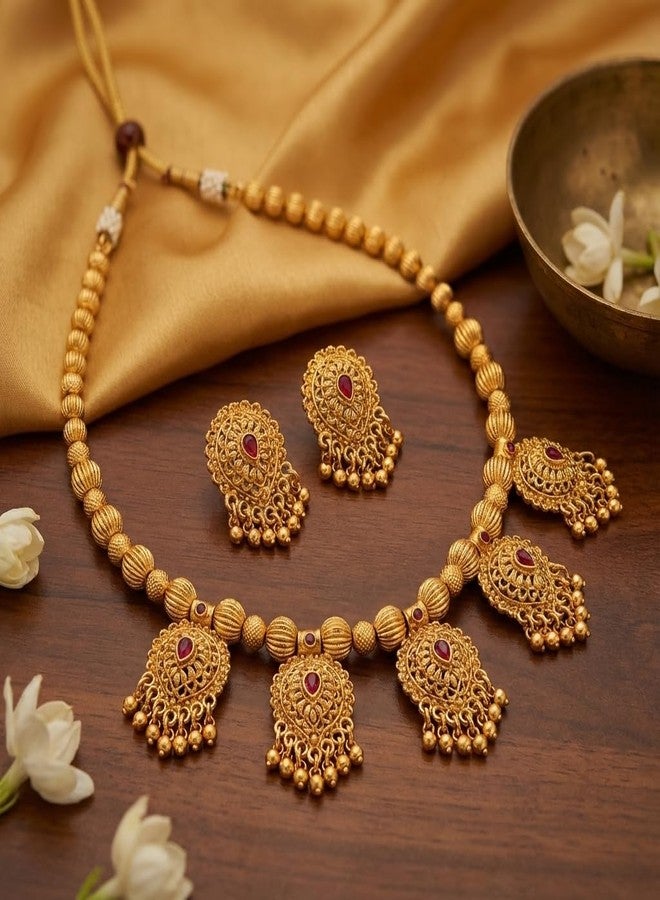 طقم مجوهرات تقليدي من جنوب الهند من AAIKU | قلادة دائرية مطلية بالذهب العتيق بلمسة نهائية غير لامعة مع أقراط | مجوهرات زفاف للنساء والفتيات (التصميم 3) - Image 5