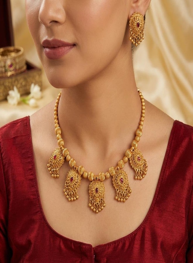 طقم مجوهرات تقليدي من جنوب الهند من AAIKU | قلادة دائرية مطلية بالذهب العتيق بلمسة نهائية غير لامعة مع أقراط | مجوهرات زفاف للنساء والفتيات (التصميم 3) - Image 4