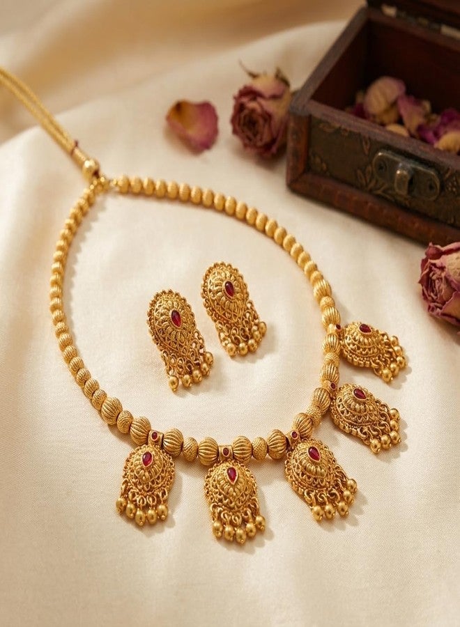 طقم مجوهرات تقليدي من جنوب الهند من AAIKU | قلادة دائرية مطلية بالذهب العتيق بلمسة نهائية غير لامعة مع أقراط | مجوهرات زفاف للنساء والفتيات (التصميم 3) - Image 3