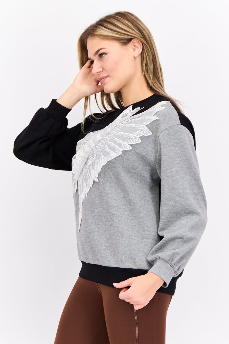 STEVE MADDEN سويت شيرت نسائي بياقة دائرية بتفاصيل تطريز، أسود - Image 2