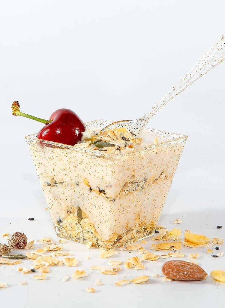 SOLARAE أكواب حلوى ميني لامعة، أكواب كعك بلاستيكية مربعة قابلة للتصرف مع مجموعة ملاعق للحفلات عيد الميلاد حفلة العشاء 60 مل مجموعة صغيرة من التذوق 100 قطعة (50 + 50 ملعقة) - Image 5