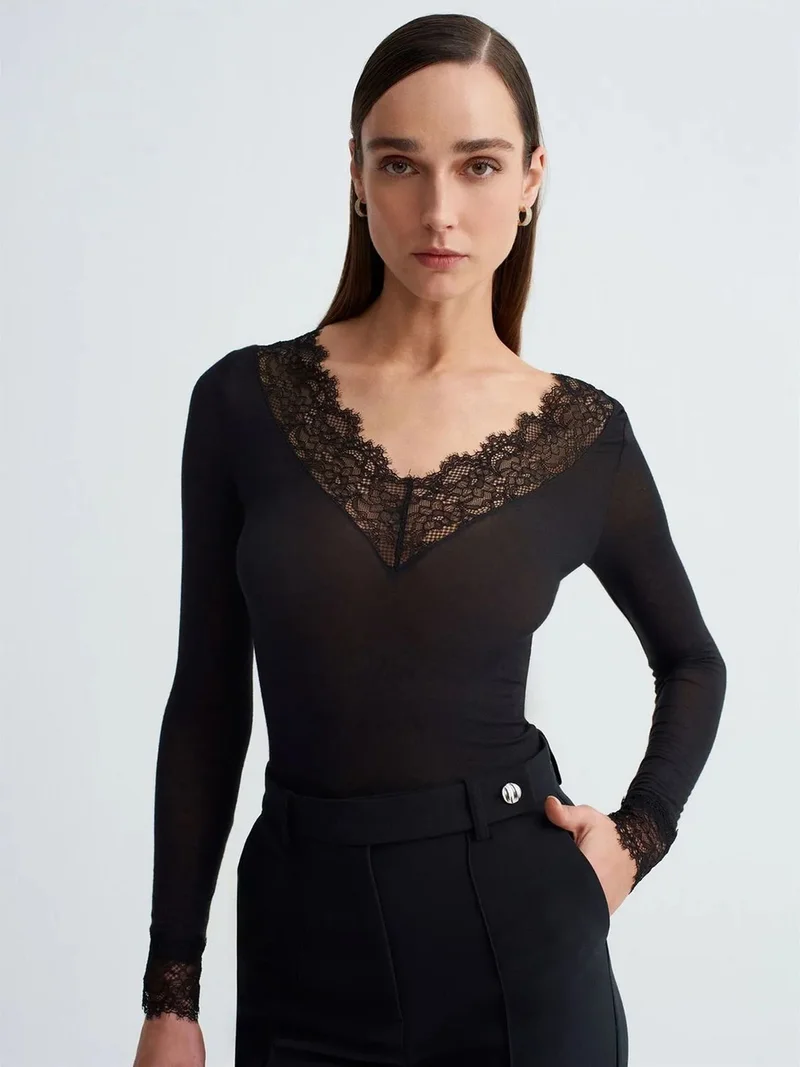 ديلفين DILVIN Slim Fit V-Neck Lace Blouse
