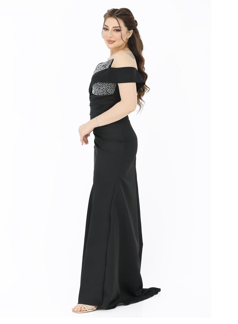 Modern Design A royal evening dress with luxurious hand embroidery on the chest and the edge of the opening in luxurious black and sky colours, with one sleeve made of crepe material. The dress features an opening  - Image 3