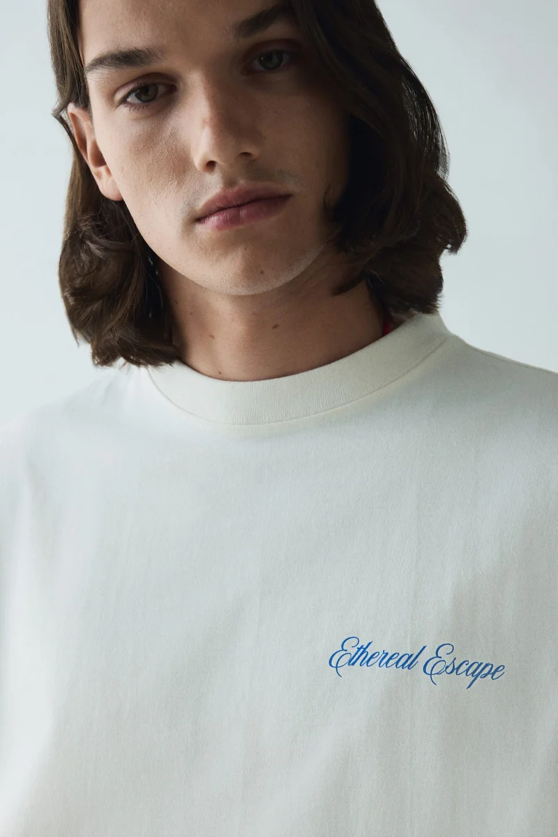 اتش اند ام تي-شيرت بقصة فضفاضة وطبعة مميزة