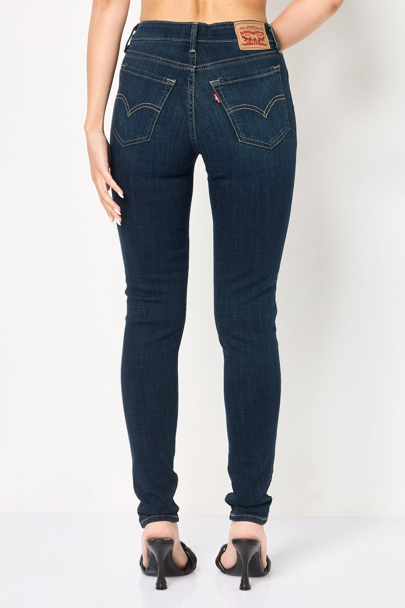 Levi's جينز ضيق للنساء، مغسول وقابل للتمدد، لون أزرق غامق - Image 4