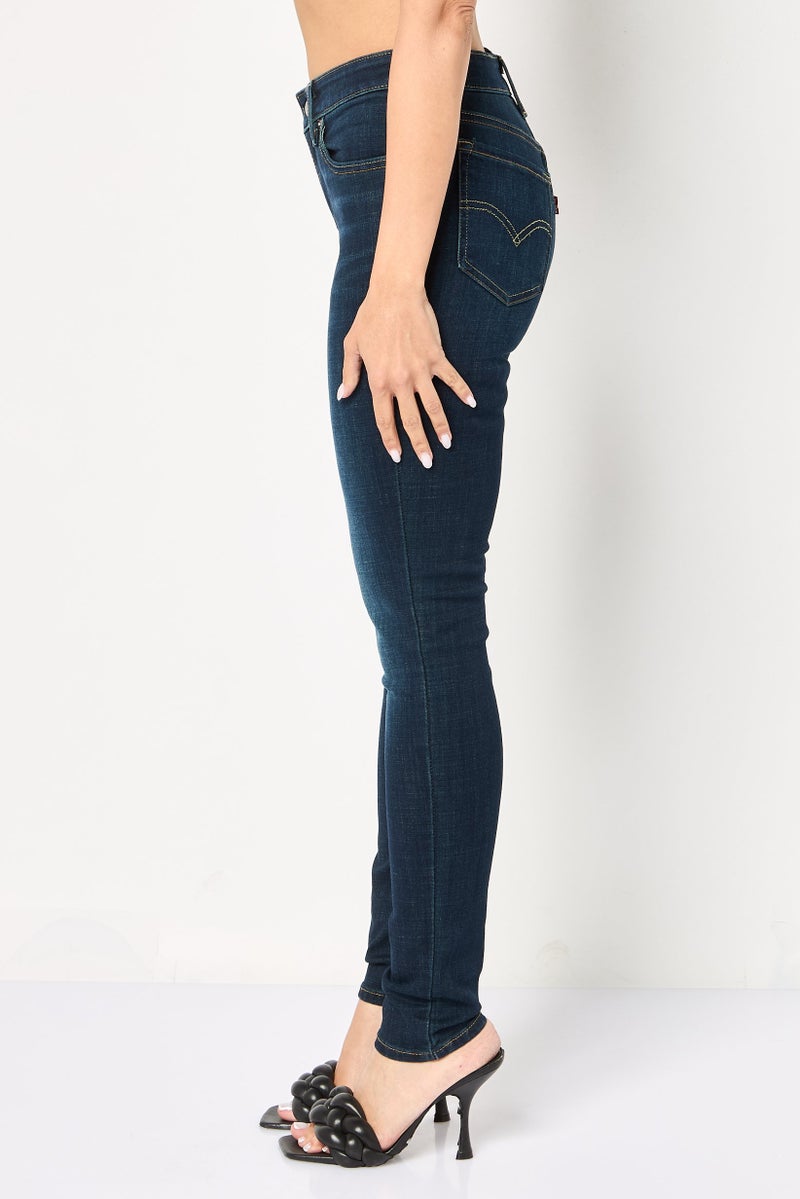 Levi's جينز ضيق للنساء، مغسول وقابل للتمدد، لون أزرق غامق - Image 3
