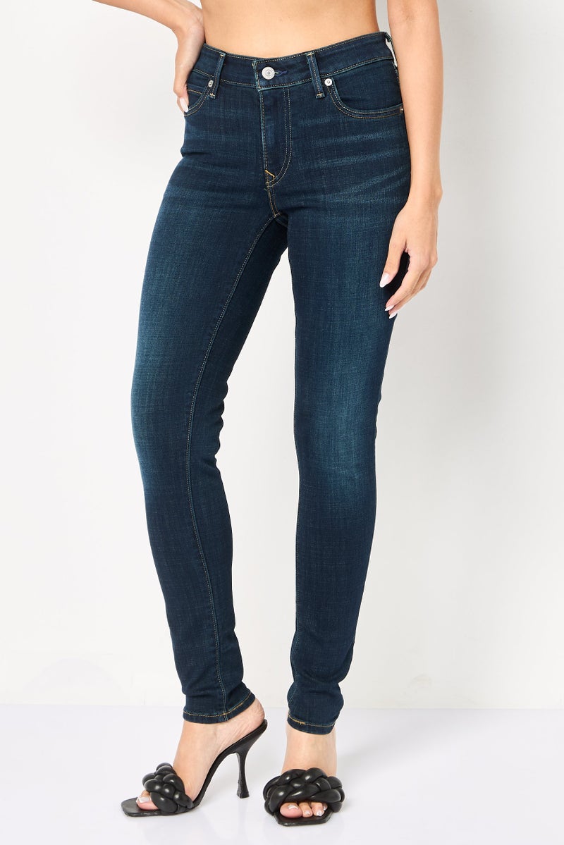 Levi's جينز ضيق للنساء، مغسول وقابل للتمدد، لون أزرق غامق - Image 1